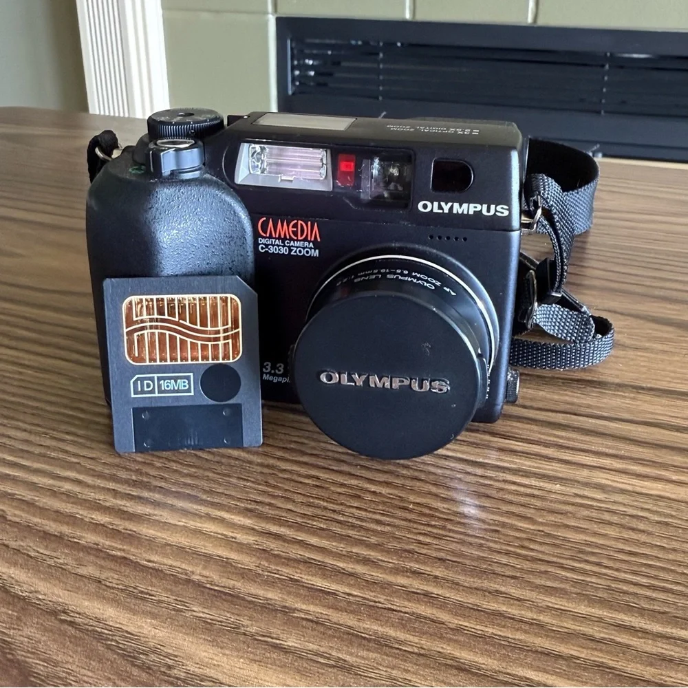 Olympus Camedia Digital Camera w/16MB Smartmedia Card-Battery Door Latch Broken